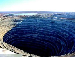 俄罗斯钻石矿，俄罗斯最大的钻石矿井在那里？