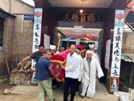 红演圈（葬礼去的人带红布条是什么意思？）
