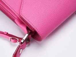 米兰站，米兰站卖的包包是真的还是假的？跪求解答啊？