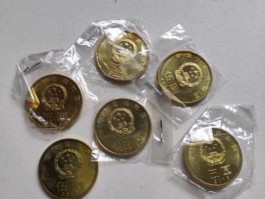 2013年5元纪念币，2013年5毛硬币有多厚？