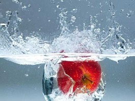水上苹果零售店 那些水果放在水里会漂浮？
