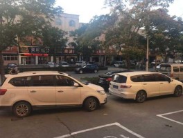 新泰吧？我想开出租车，请问哪位大哥大姐知道新泰出租车租一个月多少钱，有押金吗？越详细越好啊！谢谢？