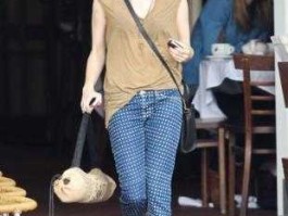 明星街拍网？看欧美街拍，很多明星都不穿bra的吗？