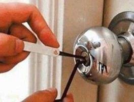 小偷盗窃开锁？门锁着窗户关着小偷怎么进去的？