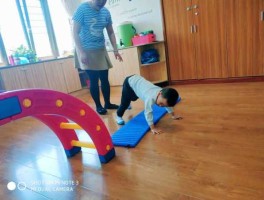 运动宝贝（宝贝四肢撑地爬锻炼什么？）