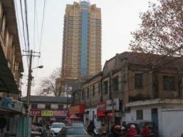 连云港吧，连云港新浦哪里有收旧衣服的呀 衣服不能扔，给人吧，又怕人家嫌弃。捐助吧，运费太贵？