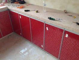 金刚玻璃股票，金刚门是什么材质？