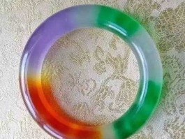 三色翡翠（翡翠为什么有绿、红、紫、白、黑等颜色？）