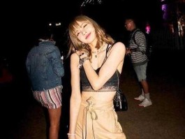 透明装无内衣秀表演 lisa穿了内衬和没穿的区别？