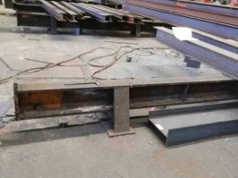 鸿路钢构股票？南昌鸿路钢构厂铆工工资多少一天？