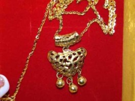 工商银行金价？工商银行黄金吊坠马，两克半1800多块，为什么这么贵，谁知道？