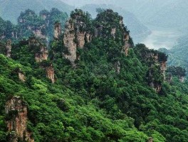 林立（山峰林立水系交错？）