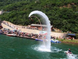 河南宝泉景区拥挤不堪，宝泉水上飞人表演时间？