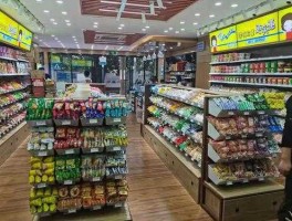零食铺？零食店对边上便利店冲击大吗？