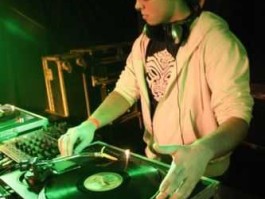 我草了个dj，dj操栏杆属于什么曲风？