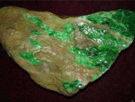 玻璃种翡翠（谁能说说玻璃种翡翠原石特点是什么？）