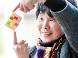 65岁奶奶通过职业魔方考级（魔方考级费用？）