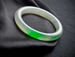 昭仪珠宝（什么牌子的玉手镯好？）