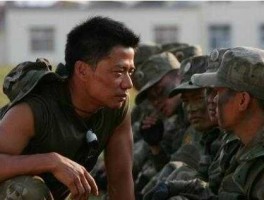 袁朗吧（袁朗为什么又要留下成才？）