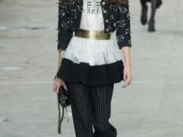 香奈儿服装，衣服左上角有这个标志“CHANEL“是正版香奈儿吗？